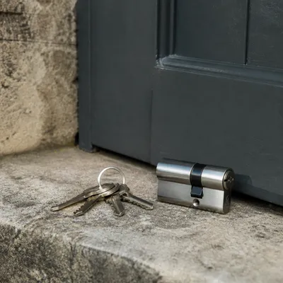 Bombí acabat de col·locar i claus al llindar d’una porta de Barcelona, sense rostres