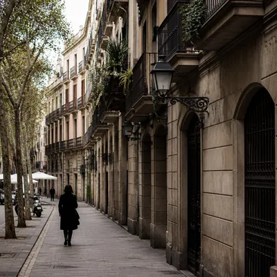 Carrer de façanes de pedra a Barcelona, zona habitual de manyà local
