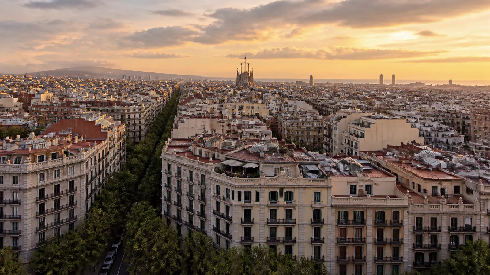 Vista real de Barcelona al capvespre: illes de l’Eixample i la Sagrada Família al fons, sense persones ni marques