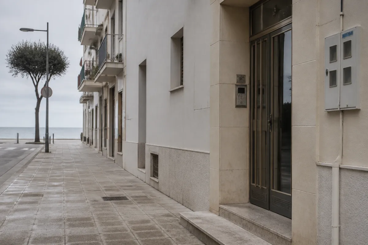 Calle de apartamentos cerca del mar en Pineda de Mar con portal metálico, cerrajero en el Maresme