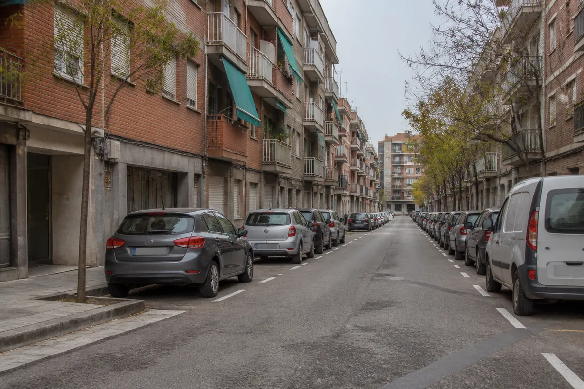 Calle residencial de bloques de ladrillo en Ripollet, desplazamiento de cerrajero urgente