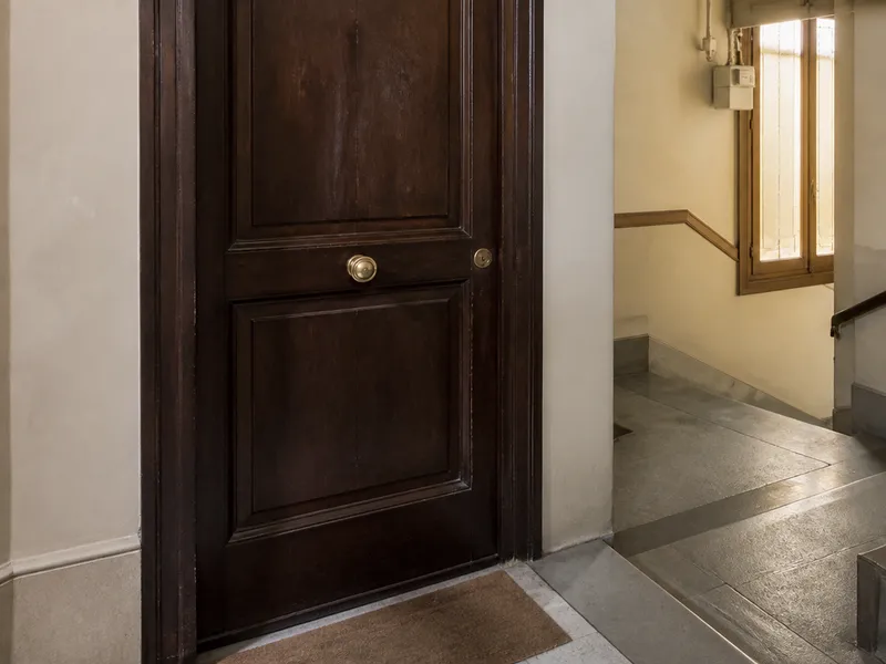 Cerradura de puerta de vivienda en Barcelona durante una apertura con ganzúas y tensores, sin personas