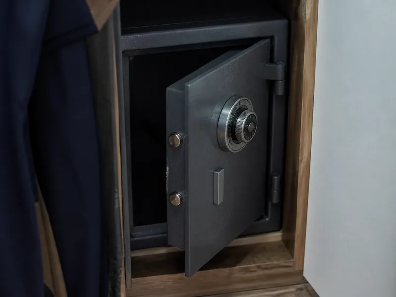 Caja fuerte doméstica de acero sin marca en un armario, apertura de cajas fuertes en Barcelona