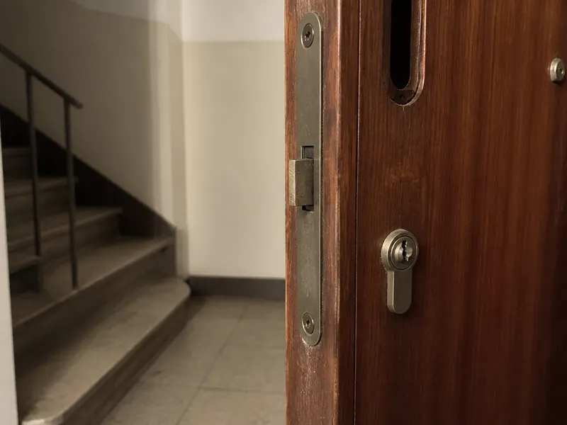 Puerta de garaje basculante de acero en una vivienda, cerrajería de accesos en Barcelona, sin marcas