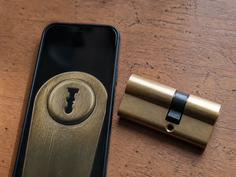 Por WhatsApp puedes adjuntar una fotografía de la cerradura, el bombín o la llave. Sirve para identificar el modelo y darte un presupuesto más preciso antes de salir.